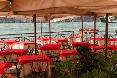 Venedik, İtalya 'da romantik bir restoran. Güzel manzaralı deniz kenarında.