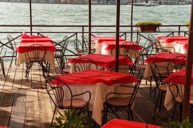 Venedik, İtalya 'da romantik bir restoran. Güzel manzaralı deniz kenarında.