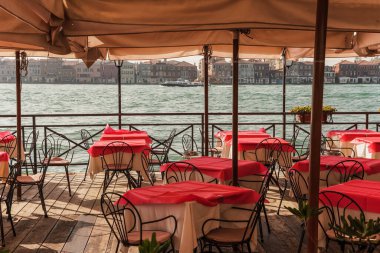 Venedik, İtalya 'da romantik bir restoran. Güzel manzaralı deniz kenarında.