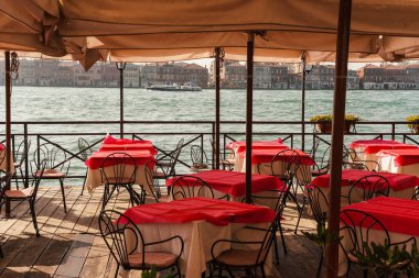 Venedik, İtalya 'da romantik bir restoran. Güzel manzaralı deniz kenarında.