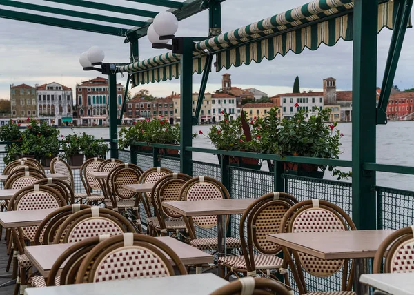 Venedik, İtalya 'da denize bakan güzel ve büyüleyici bir restoran.