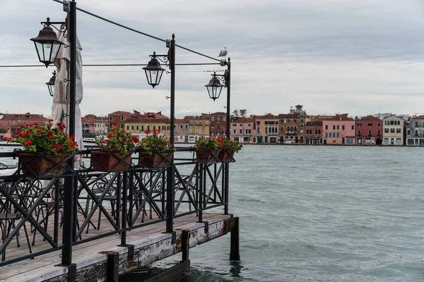 Venedik, İtalya 'da denize bakan güzel ve büyüleyici bir restoran.