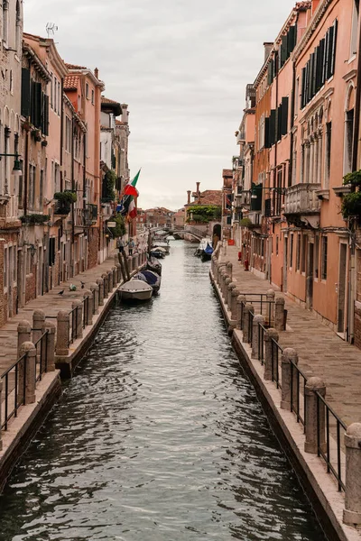 İtalya, Venedik 'te tipik sokak kanalı ve mimarisi 