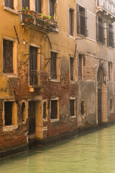 Uma Vista Canal Encantador Arquitetura Típica Veneza Itália — Fotografia de Stock