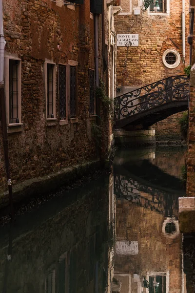 Widok Uroczy Kanał Typową Architekturę Wenecji Włochy — Zdjęcie stockowe