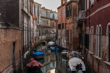 İtalya Venedik 'te büyüleyici bir kanal ve tipik bir mimari manzarası