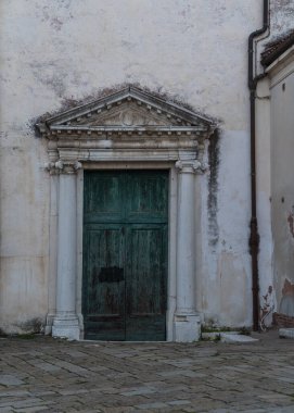İtalya, Venedik 'te bir kilisenin girişinin mimari ayrıntıları.