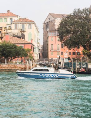 İtalya, Venedik 'teki büyük kanalda gezinen polis teknesi.