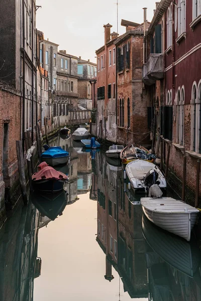 Kilátás Egy Bájos Csatorna Tipikus Építészet Velence Olaszország — Stock Fotó
