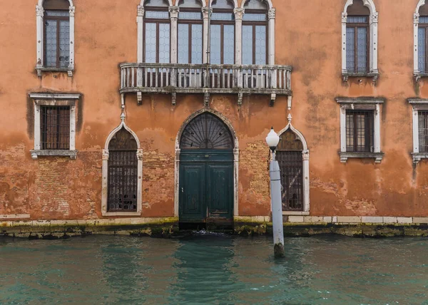 Очаровательный Фасад Старого Здания Вениче Италия — стоковое фото