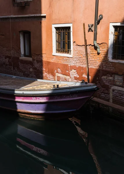 Barco Roxo Ancorado Canal Veneza Itália — Fotografia de Stock