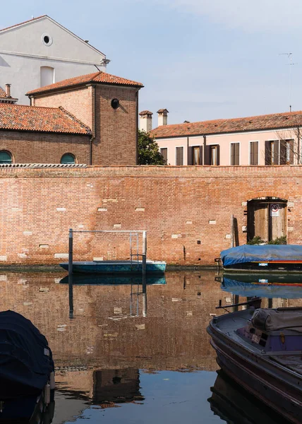 Muro Mattoni Riflessione Sull Acqua Del Canale Venezia — Foto Stock