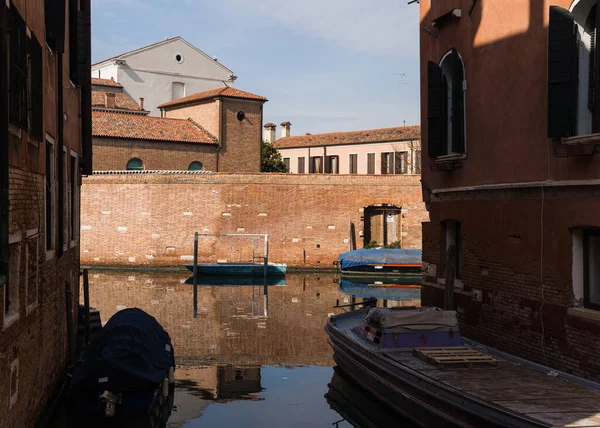 Кирпичная Стена Отражение Воды Канале Венеции Италия — стоковое фото