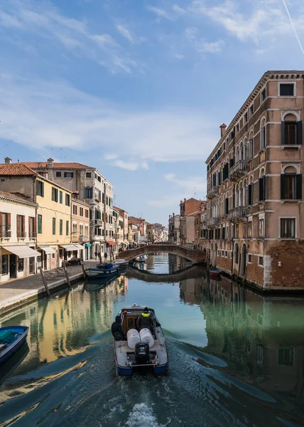 İtalya, Venedik 'teki bir kanalın güzel ve büyüleyici manzarası, bahar başlarında tipik mimarisini gösteriyor. 