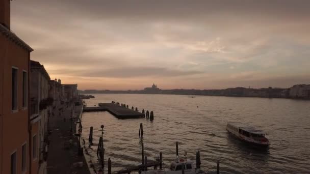 上午在意大利威尼斯俯瞰朱代卡运河 — 图库视频影像