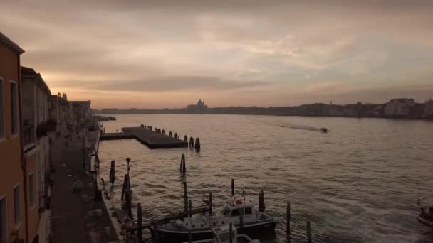 上午在威尼斯 意大利俯瞰朱代卡运河和经过的红船 — 图库视频影像