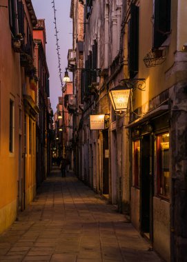 Venedik 'te Charming Caddesi, İtalya' da akşam