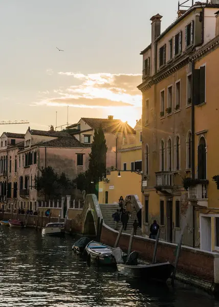 Venedik, İtalya 'da gün batımında güzel bir kanal manzarası