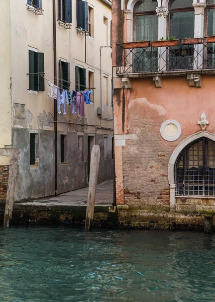Roupas Penduradas Para Secar Fora Edifício Antigo Veneza Itália — Fotografia de Stock