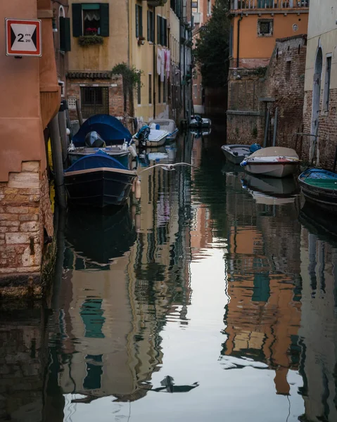 意大利威尼斯的运河 展示传统建筑 船只靠岸 海鸥飞驰而过 — 图库照片