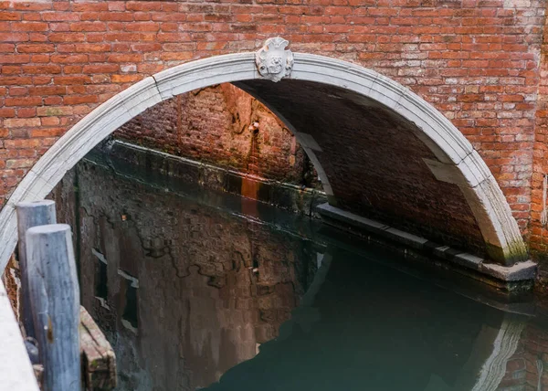 Detalhe Arquitetônico Uma Antiga Ponte Tijolos Veneza Itália — Fotografia de Stock