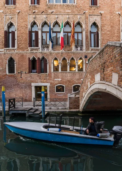 Неизвестный Человек Путешествующий Каналам Венеции Италия Пересекающий Мост Красивое Старое — стоковое фото