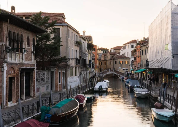 Venedik Talya Teknelerin Kenarda Durduğu Büyüleyici Bir Kanal Manzarası — Stok fotoğraf