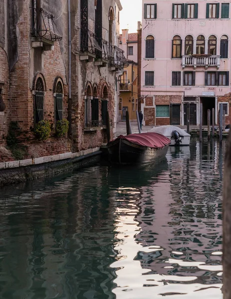 Tekne Venedik Talya Bir Kanalda Demirlemiş Büyüleyici Geleneksel Mimari — Stok fotoğraf