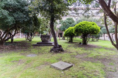 İtalya 'da bir binanın içindeki bahçe.