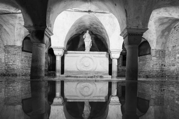 İtalya 'da Venedik' te bir Katolik kilisesinde mezarı su basmış.