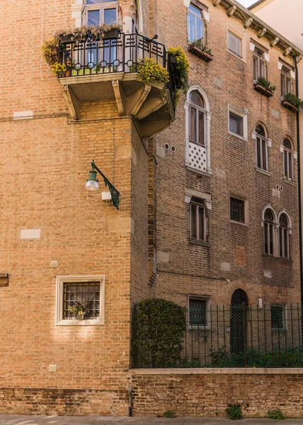 İtalya, Venedik 'te eski bir caddenin güzel mimari ayrıntıları