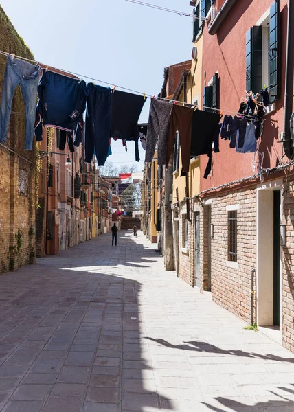Venedik, İtalya 'da büyüleyici bir cadde ve kurutulmuş giysiler