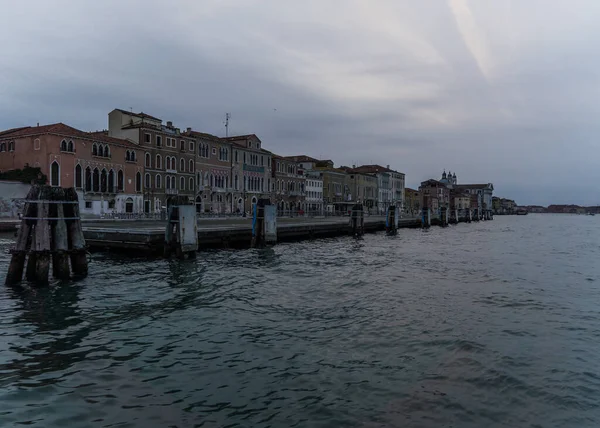 曇りの日にイタリアのヴェネツィアの早朝の景色 — ストック写真