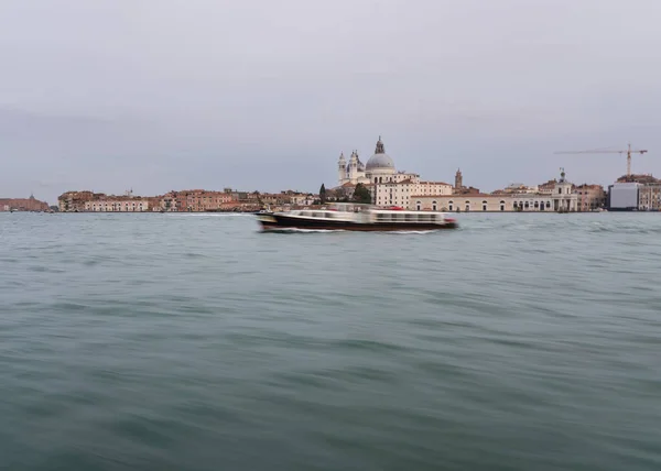 Водный Автобус Проходящий Каналу Венеции Италия — стоковое фото