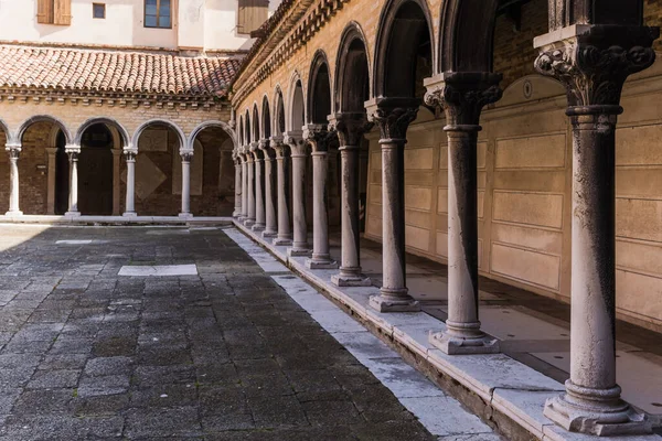 İtalya, Venedik 'teki San Michele mezarlığının mimari detayları  