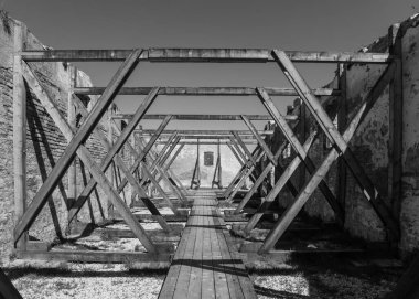 Eski bir yapının iskelet iskeleti 