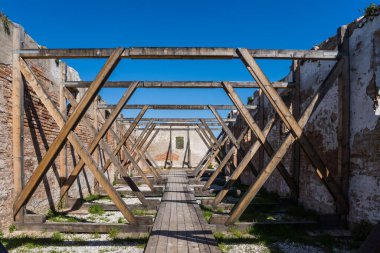 Eski bir yapının iskelet iskeleti 
