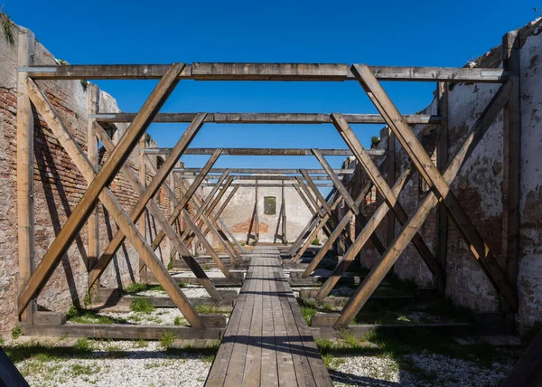 Eski bir yapının iskelet iskeleti 