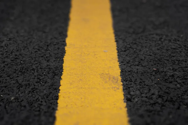 Zbliżenie Żółtego Pasa Asfaltowej Drodze Żółtym Pasem Środku — Zdjęcie stockowe