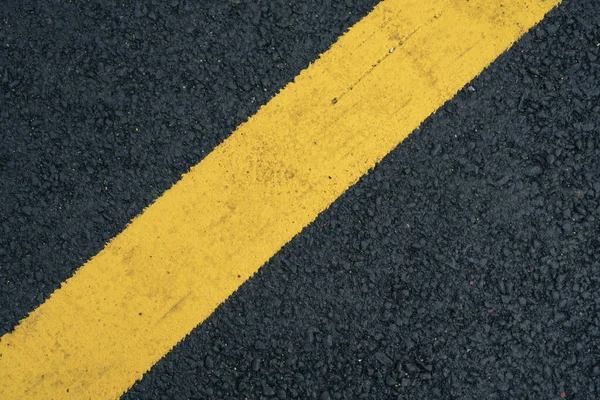 Zbliżenie Żółtego Pasa Asfaltowej Drodze — Zdjęcie stockowe