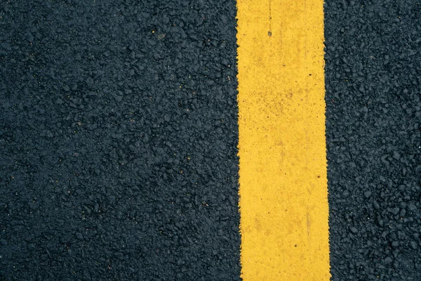 Zbliżenie Żółtego Pasa Asfaltowej Drodze — Zdjęcie stockowe