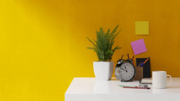 Ein Weißer Schreibtisch Vor Einer Gelben Wand Mit Einer Kleinen — Stockfoto
