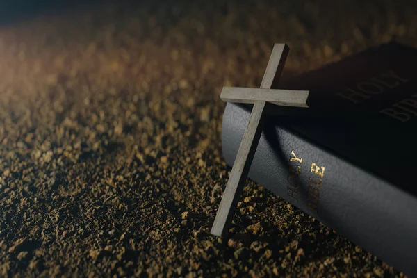 Een Kruis Een Bijbel Liggen Samen Destructie — Stockfoto