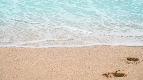 여름철에는 모래가 뒤섞인 파도가 — 스톡 사진