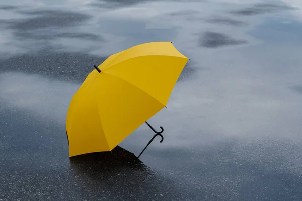 Sárga Esernyő Aszfalton Esővíz Pocsolyákkal Egy Felhős Napon Eső Után — Stock Fotó