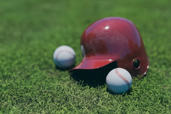 Pozadí Baseballem Baseballovou Helmou Trávníku Vykreslování — Stock fotografie