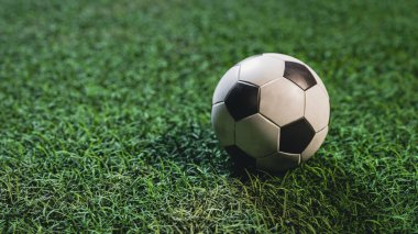 Saha çimlerinde futbol (Futbol) yakın plan, 3D görüntüleme