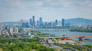 Han Nehri ve birkaç yüksek binalı Seul manzarası.