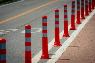 Kore 'de bisiklet yollarında yayaları ve bisikletleri ayıran cesaret.