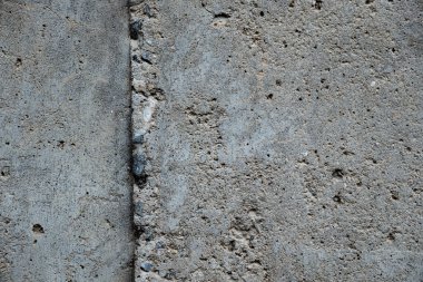 Sert beton duvarların eklemleri dışarıya saçılmış.